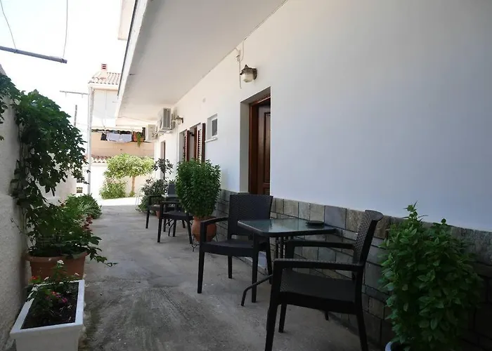 Апартаменты Chrysoula's Welcoming Triple With Yard *