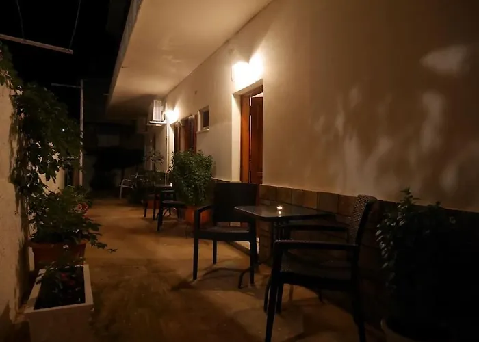 Chrysoula's Welcoming Triple With Yard Монемвазия