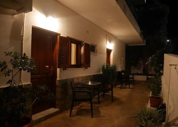 Chrysoula's Welcoming Triple With Yard Apartment Monemvasía