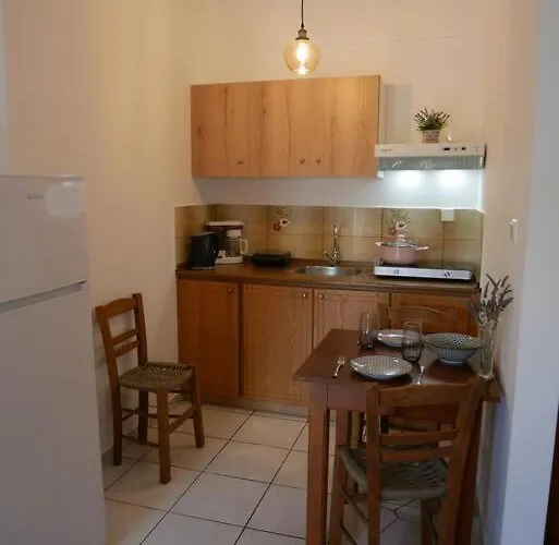 Apartment Chrysoula's Welcoming Triple With Yard Monemvasía